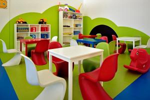 圣斐利-银港多拉达海岸伊波罗之星酒店&度假村的儿童游戏室,配有五颜六色的椅子和桌子