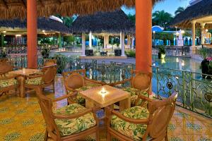 圣斐利-银港多拉达海岸伊波罗之星酒店&度假村的度假村内带桌椅的餐厅