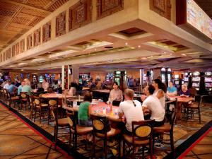 拉斯维加斯Treasure Island - TI Las Vegas Hotel & Casino, a Radisson Hotel的一群坐在赌场桌子上的人