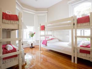 霍巴特蒙塔丘特精品旅舍的一间卧室设有两张双层床和一扇窗户。