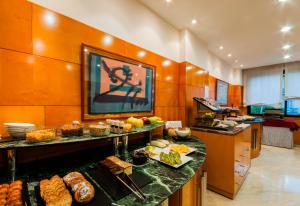 瓦伦西亚维拉卡洛斯酒店的自助餐,展示着许多食物