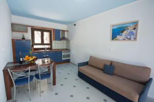 耶尼翁Ilios Hotel & Villas的客厅配有沙发和桌子