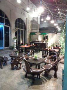 曼谷大皇宫旅馆的餐厅设有木桌和桌椅