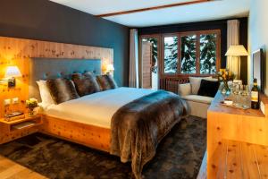 布赖尔La Val Hotel & Spa的一间卧室配有一张大床和木制床头板