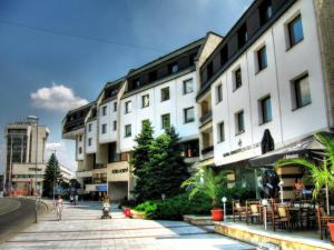 LovechHotel Lovech的城市街道上的一群建筑