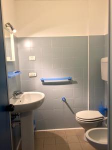 洛韦雷奥斯特罗德尔珀尔托酒店的一间带卫生间和水槽的浴室