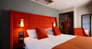 因弗内斯因弗内斯美居酒店的一间卧室配有一张大床和红色床头板