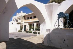 纳克索乔拉阿波罗酒店的前面有拱门的白色建筑
