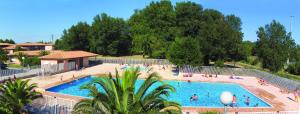 圣西普里安Lagrange Grand Bleu Vacances – Résidence Les Pierres de Jade的一座大型游泳池,里面有很多人