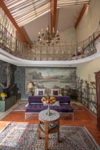 萨拉热窝米歇尔酒店的客厅配有紫色沙发和吊灯。