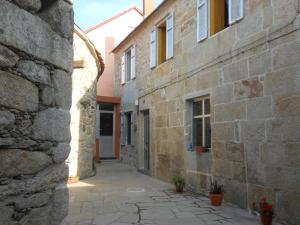 GoltarCasa Rural Goltar的一条有门的老石头建筑的小巷