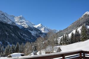 HinterhornbachHotel Tiroler Herz的房屋享有雪覆盖的山脉美景