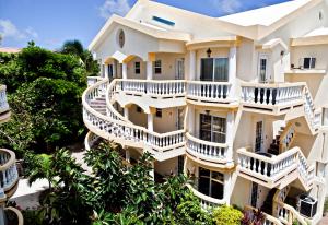 圣佩德罗鹈鹕礁别墅度假村的建筑的图象,带有白色阳台