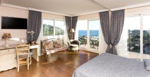 雅弗郎其Hotel BlauMar Llafranc的酒店客房配有一张床、一张书桌