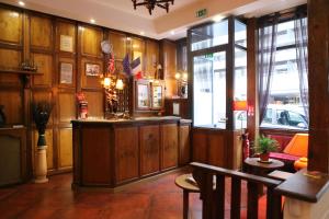 巴黎凯尔特人酒店的餐厅内拥有木墙的酒吧