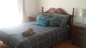 Quorn葵恩人度假屋的一间卧室配有一张床,上面有两条毛巾