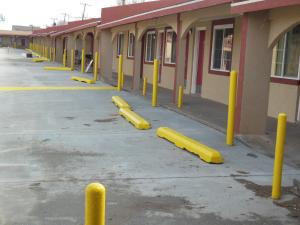 阿马里洛Route 66 Inn的建筑物前的一排黄色柱子