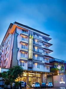 日惹H Boutique Hotel Jogjakarta的一边有标志的酒店