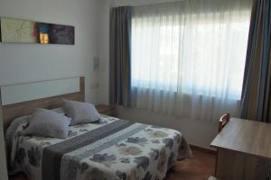 阿尔啼埃尔特洛瓦多旅馆的一间小卧室,配有床和窗户