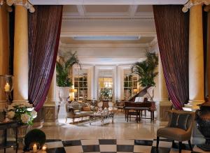 基拉尼基拉尼南部格瑞特酒店的大堂设有三角钢琴和客厅