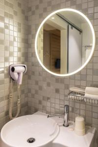 新加坡Summer View Hotel的浴室设有白色水槽和镜子