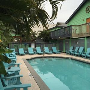 Upper Deck Hotel and Bar - Adults Only内部或周边的泳池
