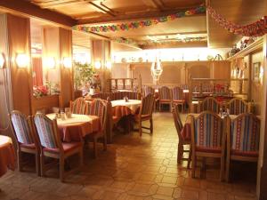 维辛Hotel Sonnhof的餐厅内带桌椅的用餐室