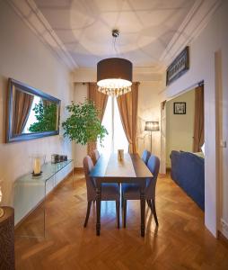 勒芒Appartements Plantagenet - Le 33的用餐室以及带桌椅的起居室。