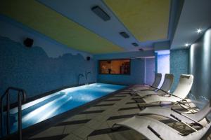 阿帕里卡Hotel Ambrosini的一间设有游泳池的房间,里面配有椅子