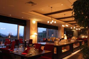 加贺艾罗酒店度假村的餐厅设有木桌和红色椅子
