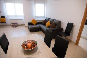巴加Apartament Bagà的客厅配有沙发和桌子