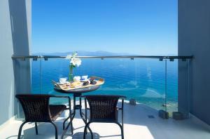 西洛卡特伦阿里昂酒店的阳台配有桌椅,享有水景