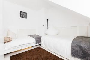诺伊斯Apartments Neuss的白色卧室配有床和沙发