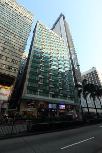 香港帝国酒店的两座高楼,位于一个街道上