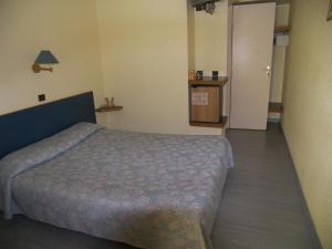 穆然观景台酒店的一间卧室设有一张床,走廊设有门