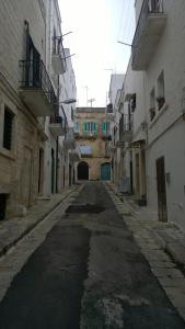 奥斯图尼I Cieli Di Ostuni的建筑物之间的小巷里一条空的街道