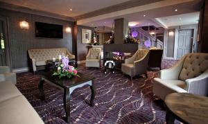 库克斯敦格林韦尔酒店 的酒店大堂设有沙发、椅子和桌子