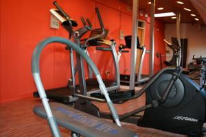 蒙特港多恩路易斯蒙特港酒店的一间健身房,里面配有几台跑步机