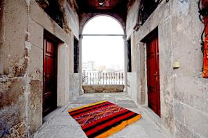 开塞利1892赛腾诺酒店的走廊上铺着地毯,有两扇红色的门