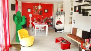 佩切图西里吉斯玛住宿加早餐旅馆的客厅设有红色的墙壁和桌椅