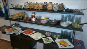 丁斯拉肯丁斯拉肯艺术酒店的餐桌上的自助餐,包括盘子