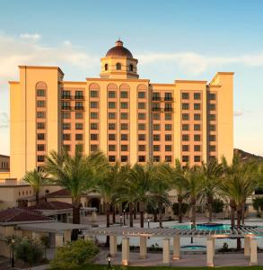 土桑图森太阳赌场度假酒店的一座棕榈树环绕的大建筑