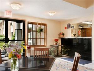 基恩基恩戴斯旅馆的客厅配有带鲜花的玻璃桌