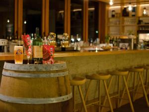 花卷市福尔克罗洛花卷东和酒店的酒吧配有吧台和2瓶葡萄酒