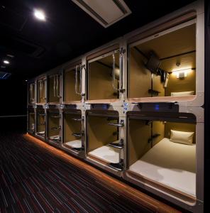 东京东京有明湾酒店的一辆在房间空坐的火车车厢