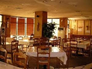 塔穆宁图蒙海湾船长酒店的一间带桌椅的用餐室和一间厨房
