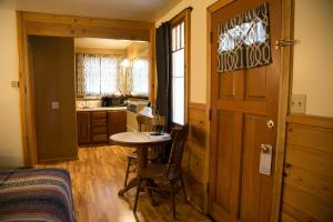大熊湖沉睡森林酒店的一间设有桌子的房间和一间带门的厨房