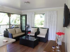 马埃岛贝拉扎尔区山畔别墅的客厅配有两张沙发和一张桌子