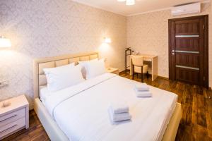 利沃夫OK Apartments Lviv的卧室配有一张白色大床和两条毛巾