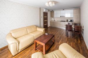利沃夫OK Apartments Lviv的客厅配有沙发和桌子
